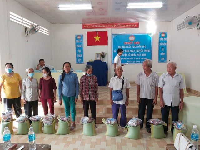 Ấp Phước Thành trao quà của mạnh thường quân cho hộ nghèo, hộ khó khăn