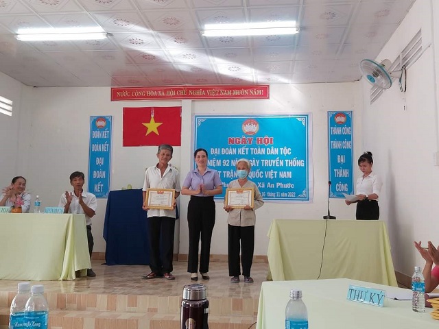 Bà Trần Thị Châu Giang- Chủ tịch UBND xã tặng giấy khen cho các tập thể, cá nhân có thành tích xuất sắc trong cuộc vận động xây dựng đời sống văn hóa-nông thôn mới